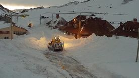Las máquinas continúan removiendo la gran acumulación de nieve en alta montaña mientras el pronóstico anticipa un nuevo frente de mal tiempo.
