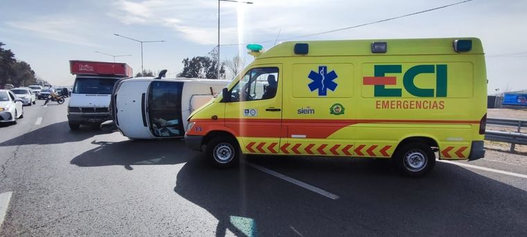 Una camioneta volcó al chocar con una ambulancia tras esquivar a un ciclista Foto: Ministerio de Seguridad de Mendoza