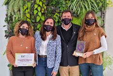 Reconocimiento al compromiso ambiental. Virginia Sauma, Gerente de Medio Ambiente y Alejandro y Alejandro Demonte Gerente General junto con Paula Martínez y Micaela Arcaná. Foto: Knight Piésold Argentina