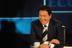 Robert Kiyosaki es uno de los escritores financieros más reconocidos del mundo, Foto: Rich dad - https://www.richdad.com/MediaLibrary/RichDad/Images/about/robert-kiyosaki/robert-on-tv-set-03.jpg