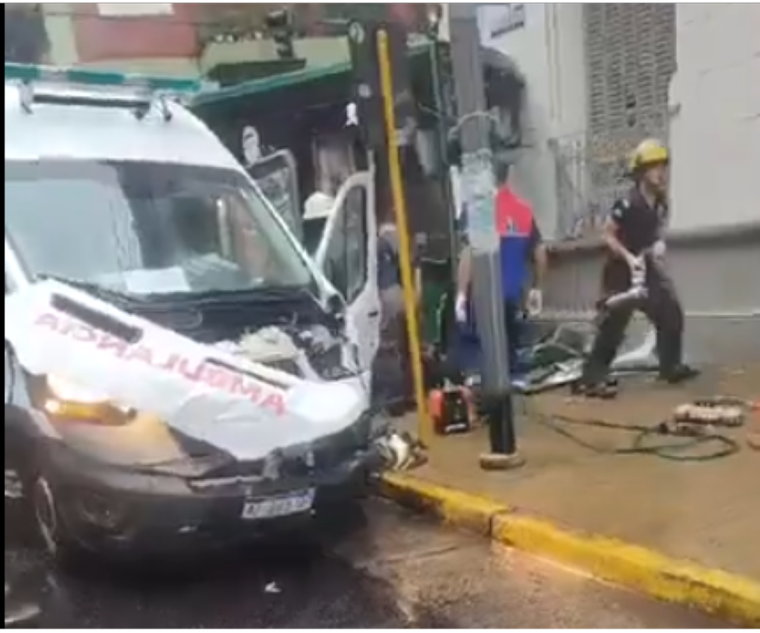 La ambulancia transportaba una embarazada Foto: X