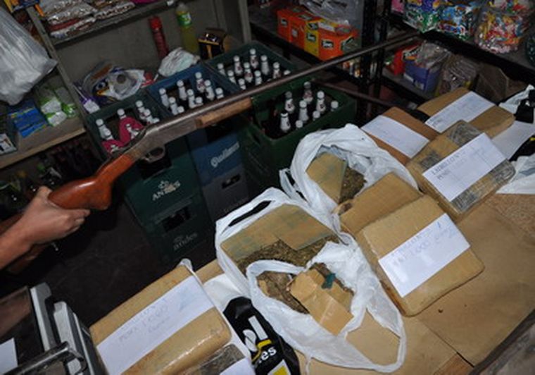 Los ladrillos de marihuana junto a otras mercaderías. Foto: Alf Ponce/MDZ
