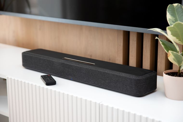 Las barras de sonido más modernas transforman la sala de estar con audio inmersivo y gran fidelidad para escuchar música.