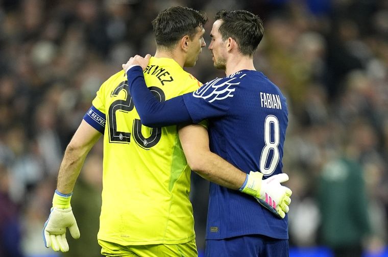 Dibu y Fabián Ruiz: el Villa estuvo muy cerca de darlo vuelta en Birmingham. Foto: EFE