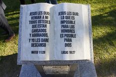 el llamativo monumento que inauguraron en una plaza de rivadavia