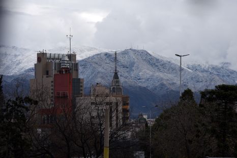 La precordillera nevada desde la Ciudad de Mendoza. Foto: ALF PONCE MERCADO / MDZ La precordillera nevada desde la Ciudad de Mendoza. Foto: ALF PONCE MERCADO / MDZ