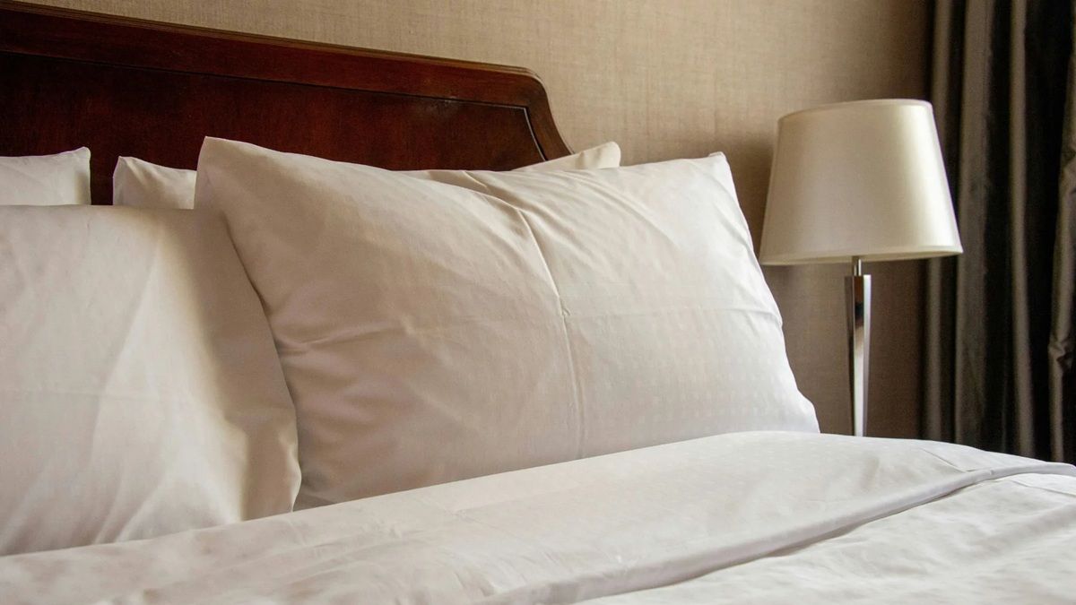 Por qué recomiendan poner la almohada al sol unos minutos por semana