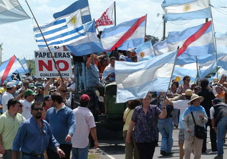 Los ambientalistas mantienen cortado el punte que une Gualeguaychñu con Fray Bentos. Foto: NA