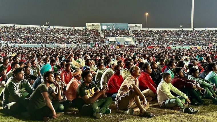 El fútbol está siendo la distracción de los migrantes tras jornadas de trabajo que muchas veces superan las 12 horas. Foto: JOSÉ CARLOS CUETO / BBC MUNDO