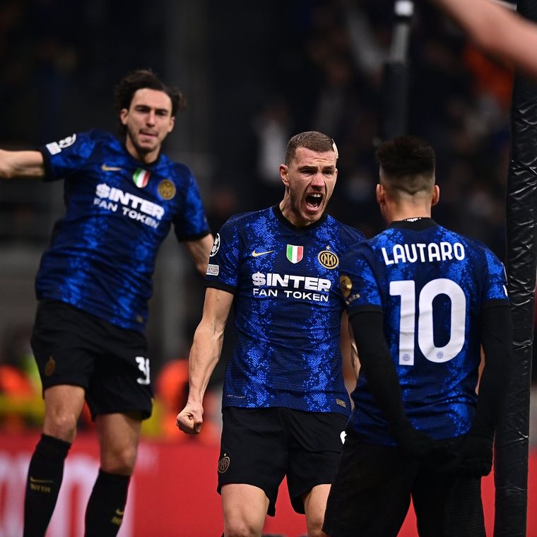 Edin Džeko celebra uno de sus goles. Foto: @Inter_es