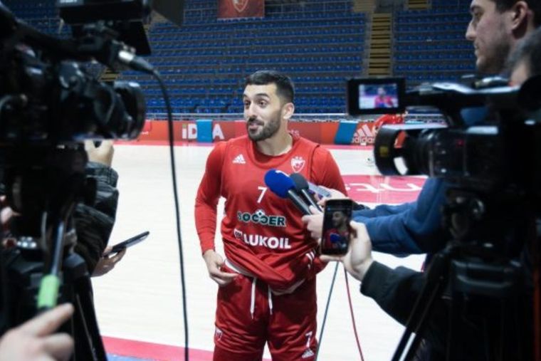 Campazzo, en el centro de la escena: todos quieren hablar con el refuerzo del Estrella Roja. Foto: Estrella Roja de Belgrado