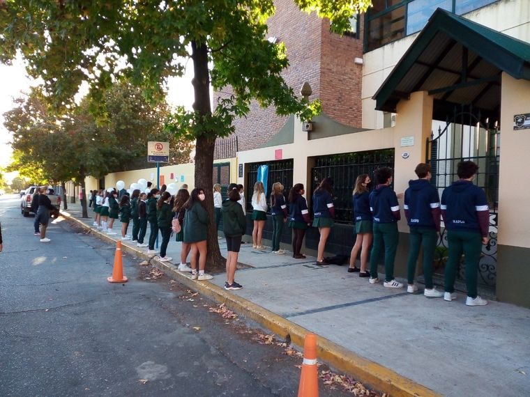 El abrazo simbólico a un colegio de AMBA. Foto: Twitter (@MARCELOFAVAOK)
