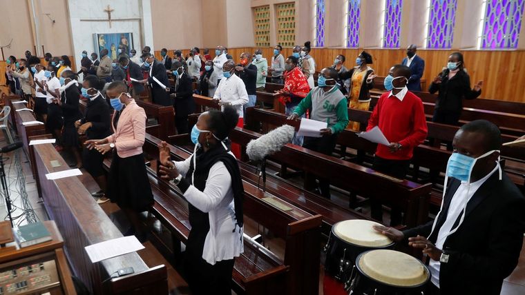 Misa en la catedral basílica de la Sagrada Familia de Nairobi, Kenia, el 19 de julio de 2020. Foto: Reuters