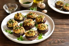Receta de champiñones rellenos al horno rápida y económica.