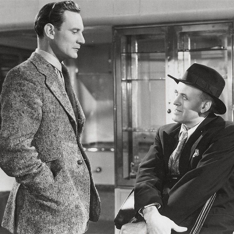 Trevor Howard y Alastair Sim como sospechoso y detective en la película "Verde para el peligro" de de 1946.