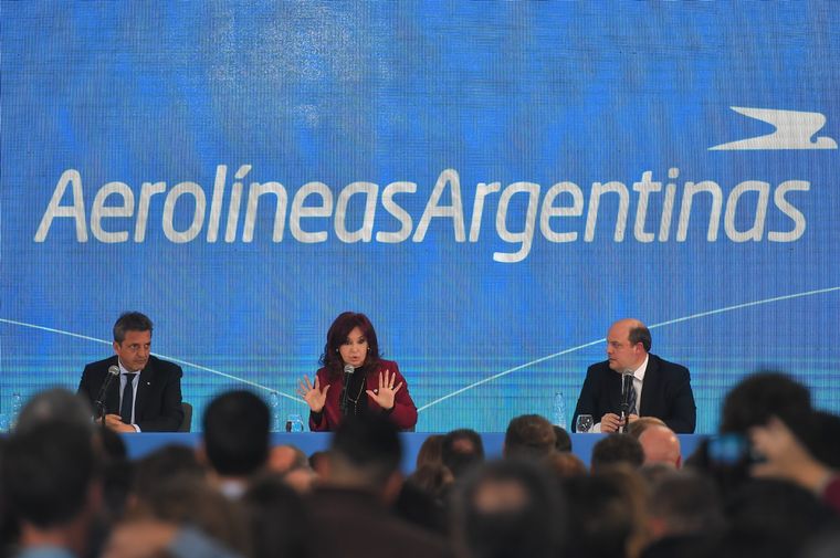 Sergio Massa y Cristina Fernández de Kirchner dieron un discurso el día lunes por el el 15° aniversario de la recuperación de Aerolíneas Argentinas. Foto: Telam