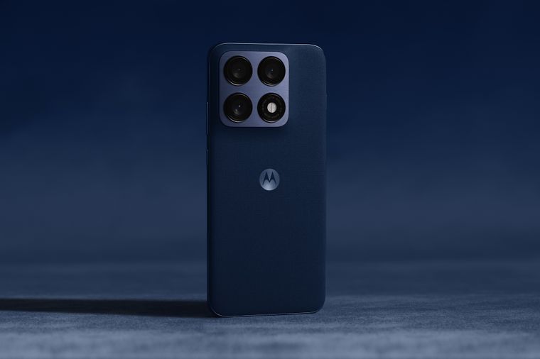El nuevo Motorola Edge 70 Pro combina materiales nobles como madera y seda en un cuerpo de gama media alta.