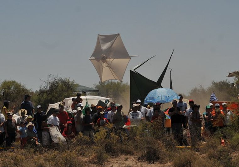 El viento está empañando la fiesta de la llegada. Foto: Pachy Reynoso / MDZ