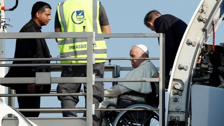 El papa se traslada ahora en silla de ruedas. Foto: Hindustan News.