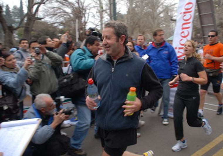 Cobos corrió el domingo una maratón en Mendoza, pero se hizo tiempo para bajar línea en el tema Aerolíneas. Foto: Marcelo Ruiz/ MDZ