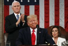 El presidente de EE.UU., Donald Trump, ofrece su discurso sobre el Estado de la Unión en el Congreso, el 4 de febrero de 2020, delante del vicepresidente, Mike Pence, y la presidenta de la Cámara de Representantes, Nancy Pelosi.