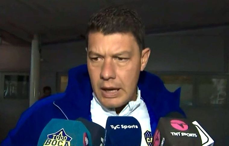 Sebatián Battaglia habló con la prensa antes de subirse al chárter para viajar a Santiago del Estero, donde Boca enfrentará este sábado a Central Córdoba.