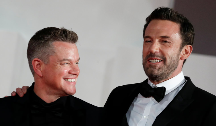 Ben Affleck y Matt Damon recibieron una gravísima denuncia por un comportamiento insólito. Foto: Yara Nardi (Reuters)