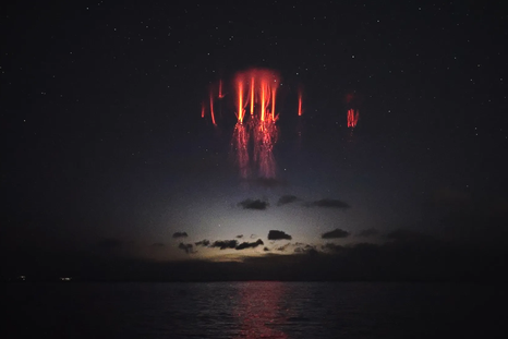 La NASA mostró el sprite rojo, también llamado “duende rojo”, captado por un segundo sobre el castillo de Beynac (imagen ilustrativa). La NASA mostró el sprite rojo, también llamado “duende rojo”, captado por un segundo sobre el castillo de Beynac (imagen ilustrativa).