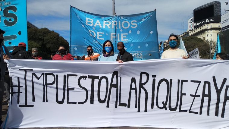 La protesta encabezada por Barrios de Pie tiene lugar en el Obelisco y distintos puntos del país