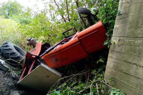 Un trabajador rural intentó ceder el paso a un camión en la Ruta 12, pero desbarrancó y el tractor se precipitó al vacío en Entre Ríos.