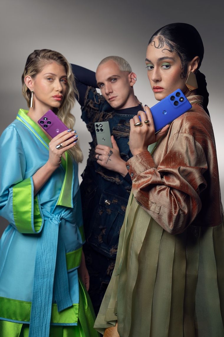 Motorola incluye un cargador de 90W en la caja del equipo. Motorola incluye un cargador de 90W en la caja del equipo.