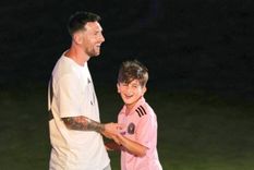 la llamativa camiseta que uso thiago messi en un picado con amigos: su papa no jugo en ese equipo la llamativa camiseta que uso thiago messi en un picado con amigos: su papa no jugo en ese equipo
