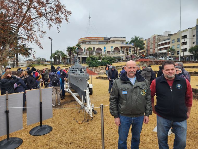 Carlos Bonetta, presidente del Centro de Veteranos de Malvinas Punilla Sur, junto a modelista entrerriano Sergio Gamella que creó la réplica del ARA General Belgrano.