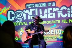 El Piti Fernández cantó algunas canciones en el lanzamiento de la Fiesta Nacional de la Confluencia. Foto: Gentileza Vicky Roa Prensa. PH: @tutedelacroix