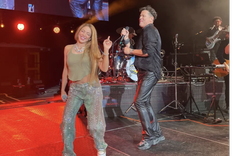 Shakira lució un jeans con strass, la prenda más deseada de la temporada, en el recital de Carlos Vives Foto: Carlos Valencia Shakira lució un jeans con strass, la prenda más deseada de la temporada, en el recital de Carlos Vives Foto: Carlos Valencia
