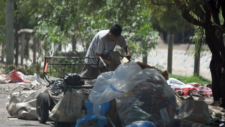 En los últimos meses se ha incrementado la cantidad de personas buscando entre las basura. En los últimos meses se ha incrementado la cantidad de personas buscando entre las basura.