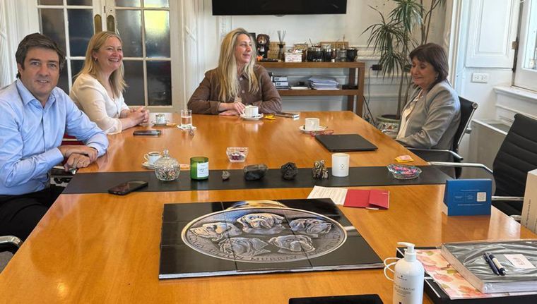 Hebe Casado, hace unos meses junto a Karina Milei, Patricia Bullrich y Pablo Priore. Foto: @hebesil