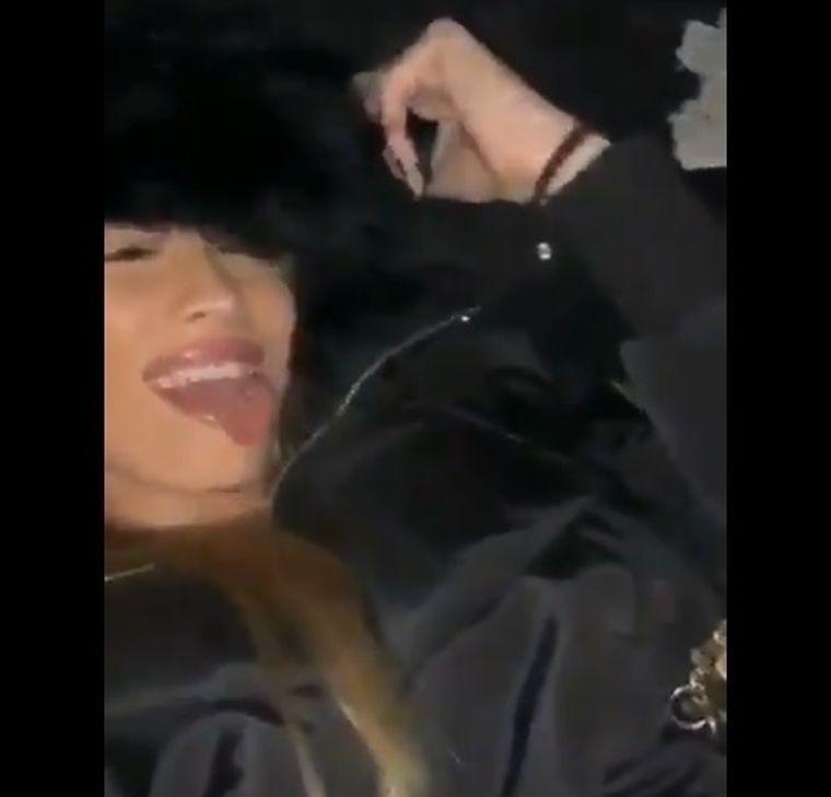 La joven se jactó en un video de eludir los controles policiales dentro del baúl de un taxi