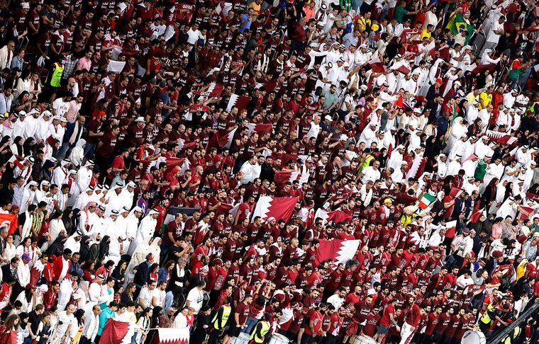 Enojados por el rendimiento de su selección, los hinchas de Qatar se fueron antes de que terminase el partido ante Ecuador. Foto: EFE