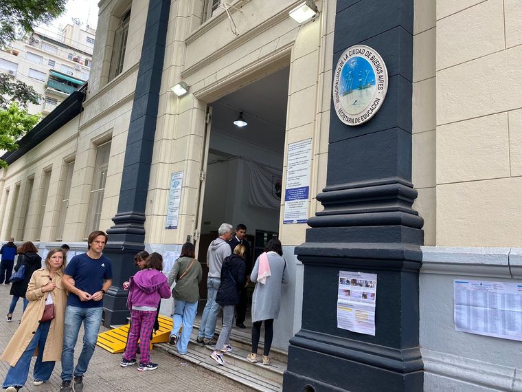 El día en que se celebra el balotaje presidencial, el SMN prevé cielo algo nublado a parcialmente nublado Foto: Brenda Funes