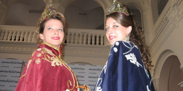 Wanda y Evelyn, con las capas recién puestas. Foto: Carlos Fernández / MDZ