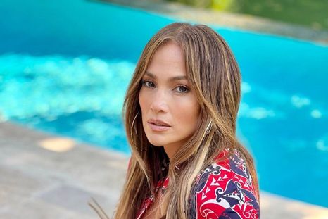 Jennifer Lopez es la encargada de inspirarte con looks juveniles que marcan la tendencia 2022. Foto: Instagram
