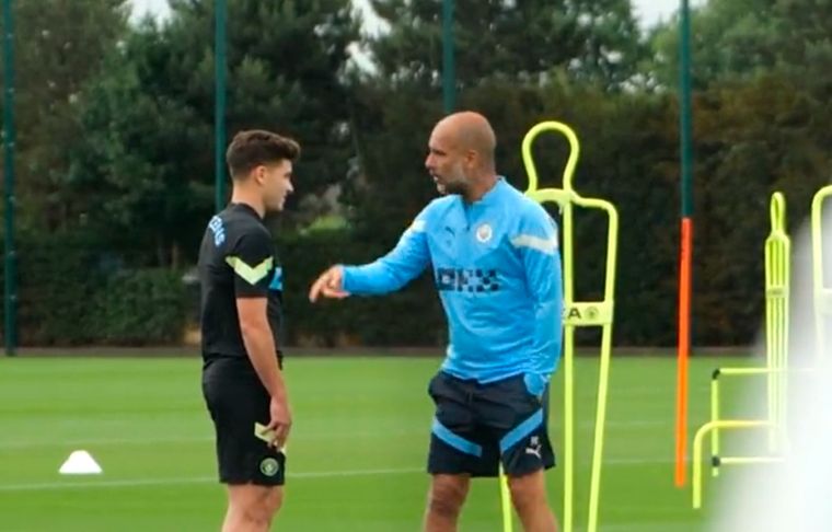 Julián Álvarez y Pep Guardiola El exdelantero de River charló con el entrenador en la práctica de Manchester City.