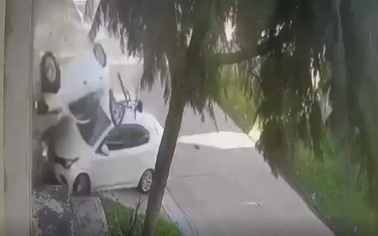 Un conductor perdió el dominio del auto, atropelló y mató a una ciclista y terminó volcado Foto: Captura de video