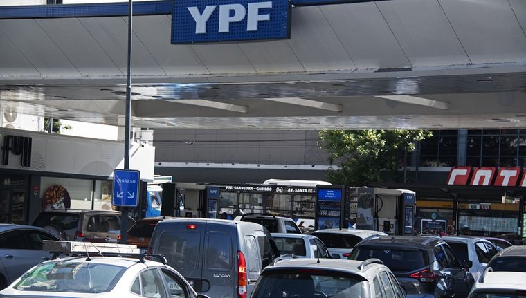 Los combustibles bajan menos de lo previsto por un aumento en sus impuestos. Foto: Juan Mateo Aberastain Zubimendi