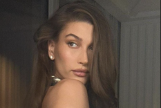 Hailey Bieber desató la locura de sus fans al mostrase en una sesión de fotos en traje de baño Foto: Instagram