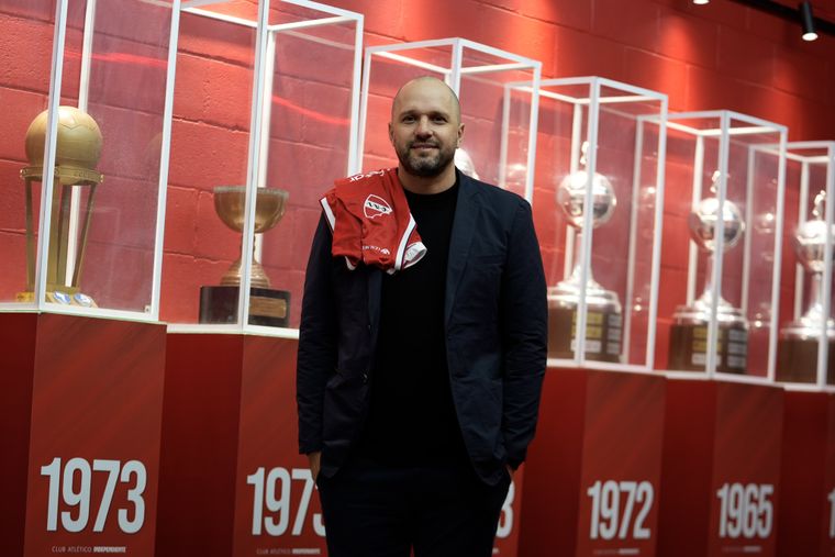 Jadson Viera puso el gancho y se convirtió en el nuevo entrenador de Independiente.