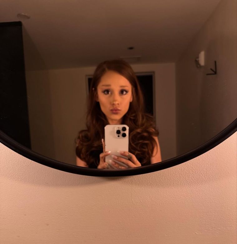 Ariana Grande se despide de Glinda con un cambio de look cargado de simbolismo. Ariana Grande se despide de Glinda con un cambio de look cargado de simbolismo.