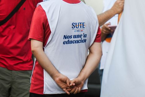 La autora cuestiona duramente el accionar del SUTE. La autora cuestiona duramente el accionar del SUTE.