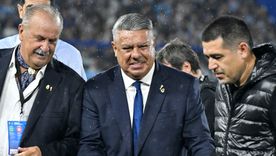 Hubo silbidos para Chiqui Tapia en la Bombonera al regalarle una plaqueta a Riquelme.